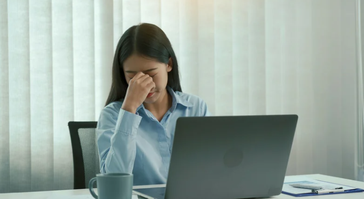 tantangan ibu bekerja, working mom tips, cara mengatasi mom guilt, ibu muda karir, burnout ibu bekerja, working mom vs stay at home mom, manajemen waktu ibu bekerja, Bunda, si Kecil